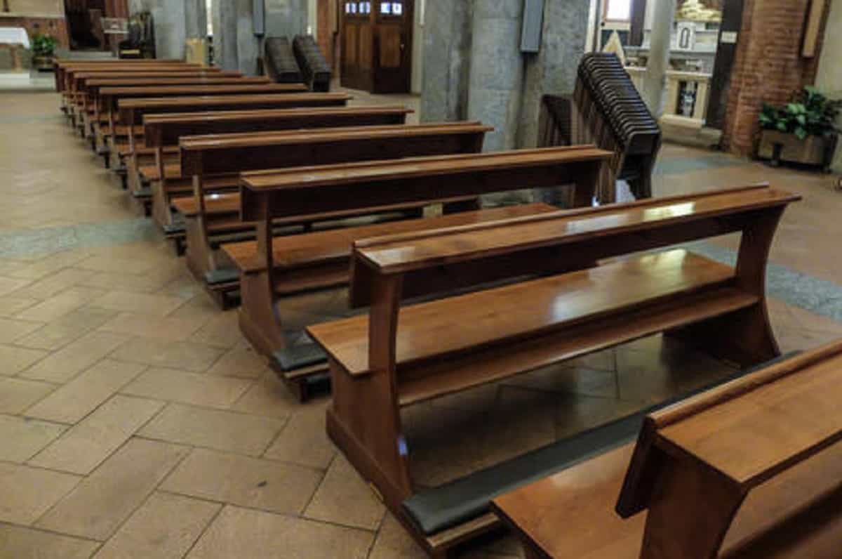 Sniffa cocaina in chiesa, foto Ansa