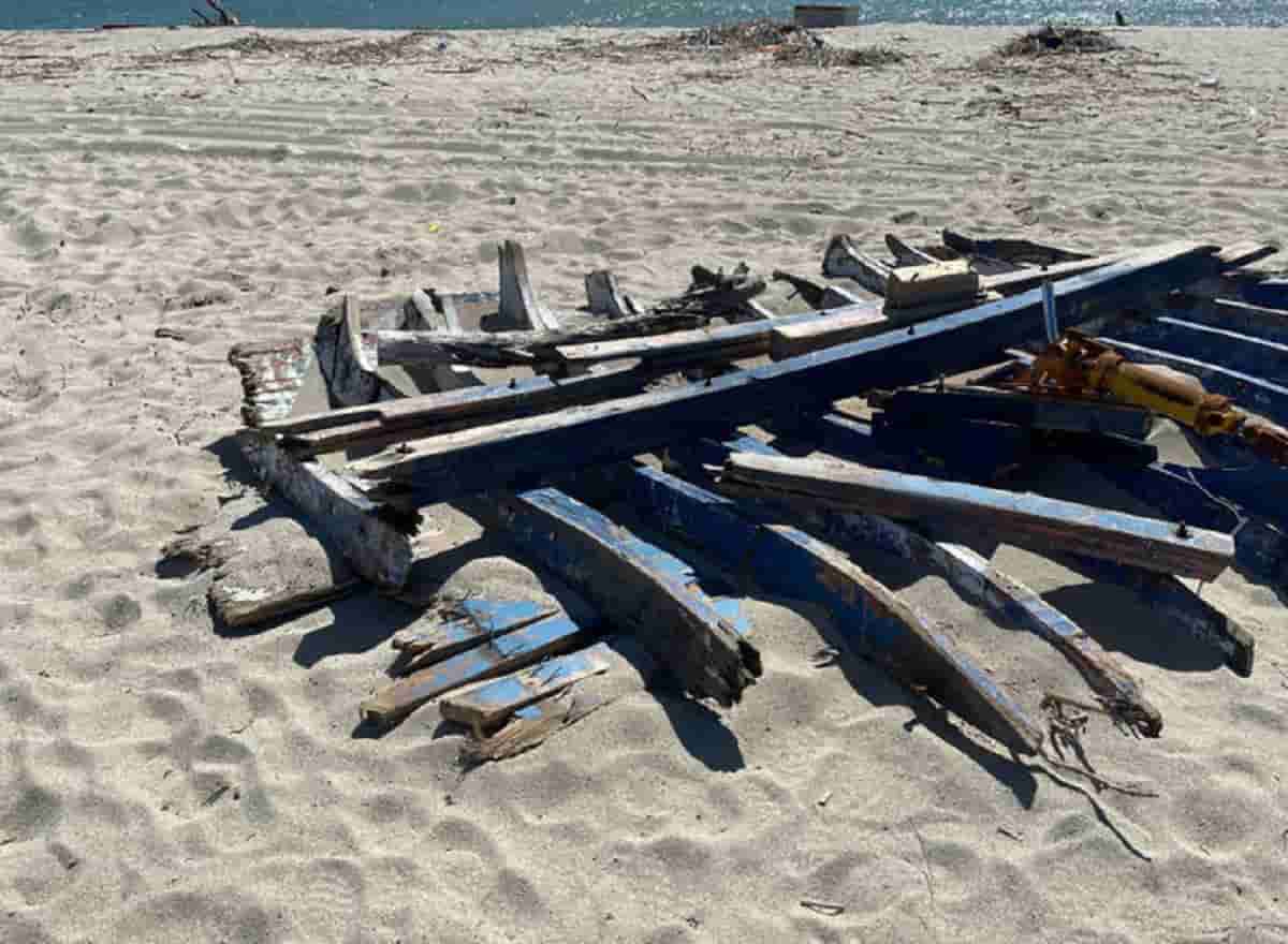 Cutro, migranti e scafisti. Foto Ansa