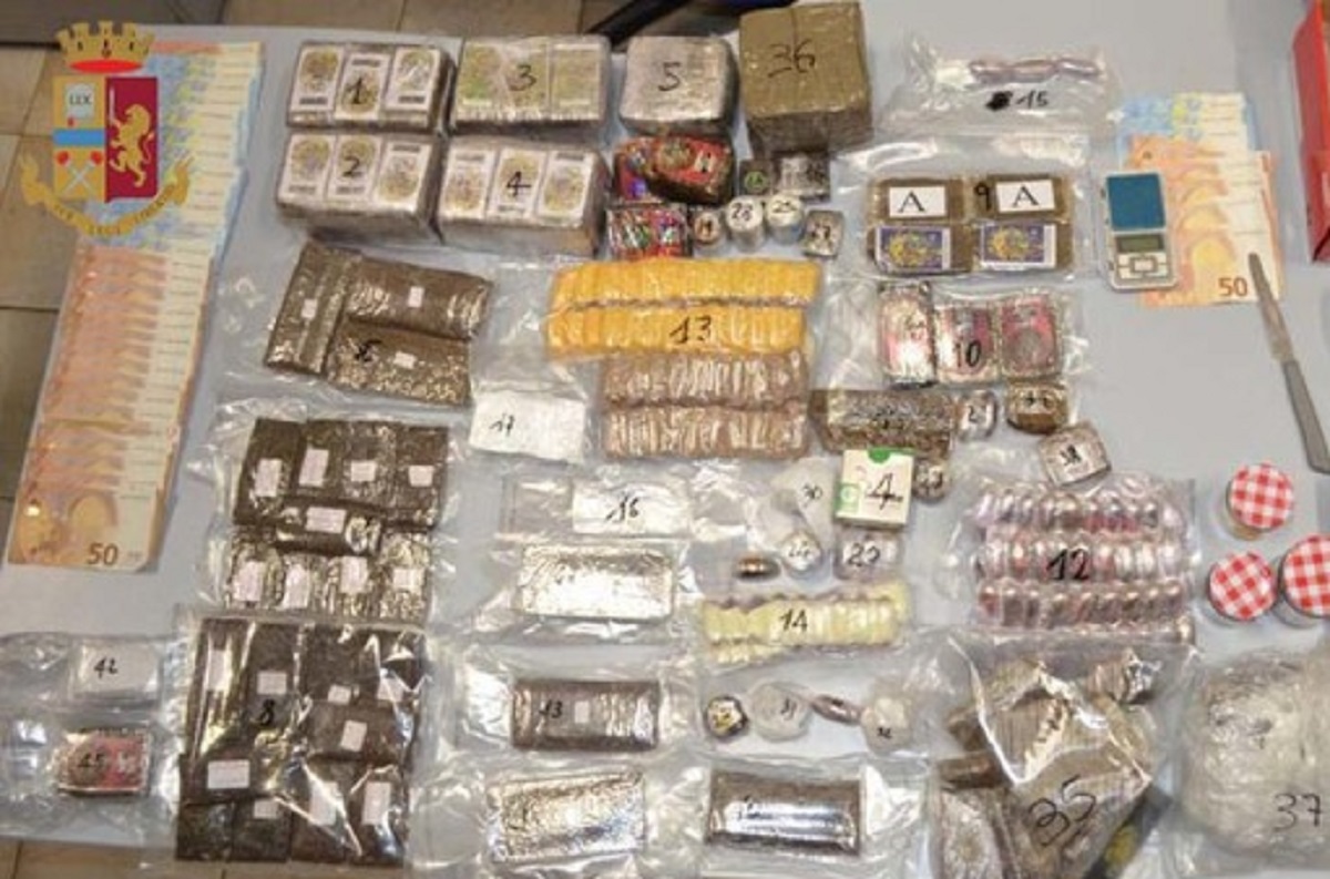 Tredici chili di hashish, foto Ansa