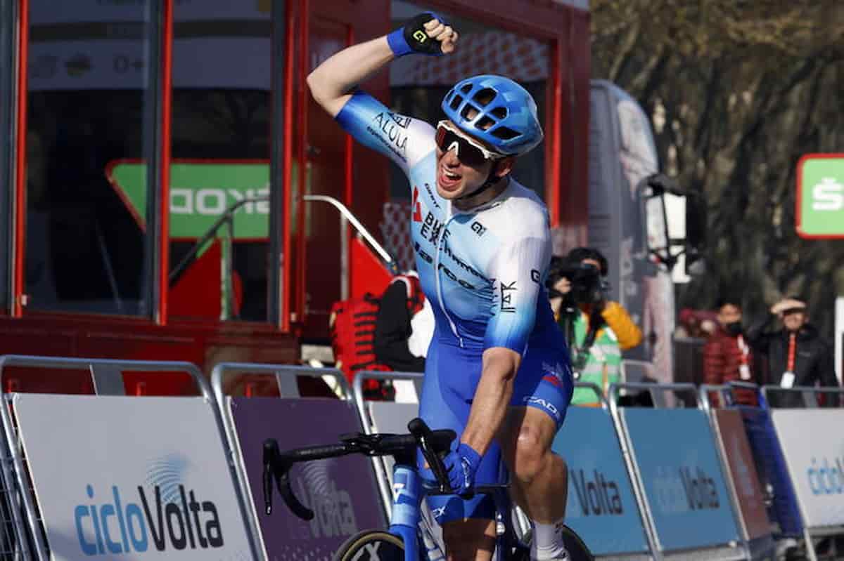 Giro di Catalogna, l’australiano Kaden Groves vince con la bici di scorta, Roglic sempre leader della corsa