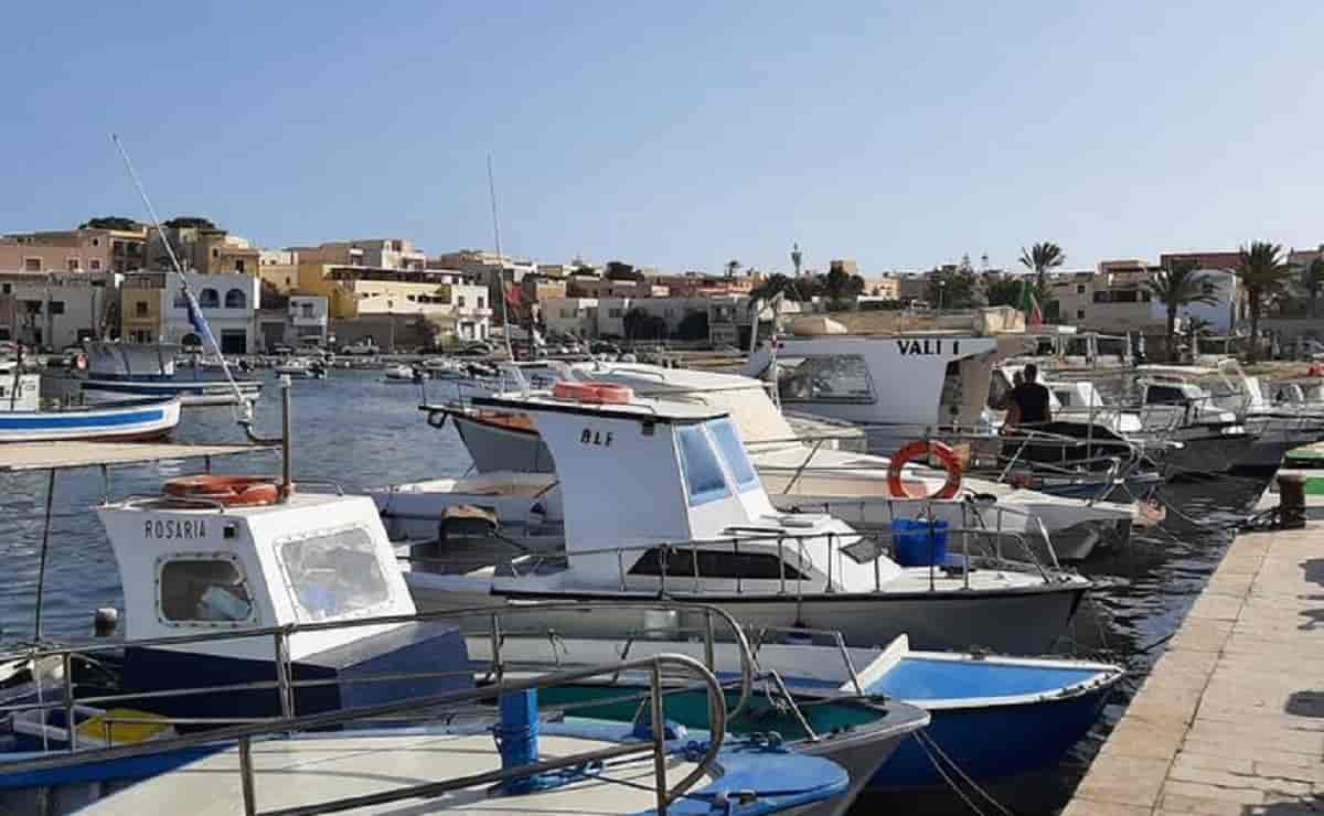 Trovato il cadavere di una migrante sugli scogli a Lampedusa, foto d'archivio Ansa
