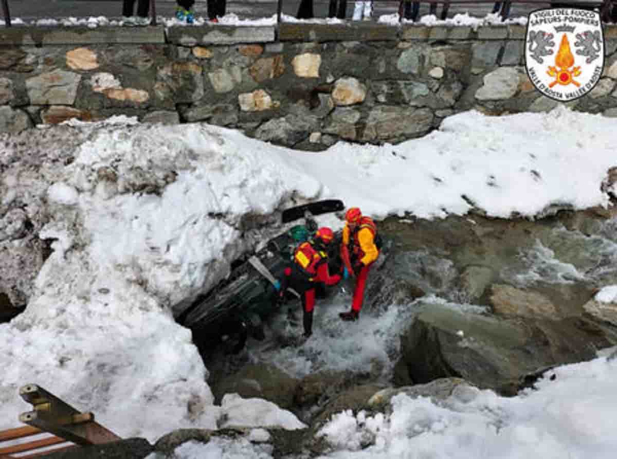 Motoslitta finisce nel torrente. foto Ansa