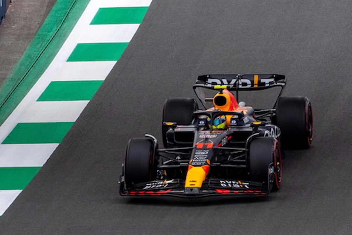 Doppietta Red Bull: il messicano Sergio Perez ha vinto alla grande il GP Arabia Saudita, secondo Max Verstappen che proprio all’ultimo tentativo ha firmato il giro più veloce prendendosi il punto di bonus. Per il messicano è la quinta affermazione in carriera. Terzo un fantastico Alonso: 100esimo podio in carriera. Ancora anonima la prova della Ferrari: Sainz sesto, Leclerc settimo. Sul podio accanto alle due Red Bull un superlativo Alonso. Al quarto posto Russell, al quinto Hamilton. Gli ultimi tre della top Ten. Nell’ordine : Ocon, Gazly e Magnussen. GRIGLIA DI PARTENZA INEDITA Due seconde guide all’arrembaggio: Russell e Sainz. Perez e Alonso in prima fila, Leclerc in sesta, Verstappen in ottava. È successo di tutto alla vigilia. La Red Bull ha rotto il semiasse, la Ferrari ha sostituito la centralina (Carletto retrocesso di 10 posizioni) , l’Aston Martin di Alonso ha ritrovato la prima fila dopo mille Gran Premi. Certo, ha fatto un certo effetto vedere Verstappen in 15esima posizione accanto al giapponesino Tsunoda in AlphaTauri Honda; dietro Magnussen (13) e Bottas 14). Una terzultima fila che suona come una buona notizia per la concorrenza : signori, anche la Red Bull si rompe. Dunque non dovremmo annoiarci (in teoria). Mercedes in quarta con Hamilton (7) e la McLaren-Mercedes di Piastri (8). Russell (3), come detto, è partito in seconda fila accanto alla Ferrari di Sainz (4). GARA IN NOTTURNA Partenza indiavolata di Alonso ma con una posizione non corretta (5” di penalizzazione). Quasi tutti con gomme medie. Hamilton ha scelto le bianche. Primi 12 giri, sempre in testa Perez e Alonso tallonati fra Russel e Stroll. Sainz quinto, Leclerc settimo, Verstappen ottavo. Ma il Tulipano e Carletto mettono nel mirino i battistrada. E dopo 15 giri i piloti della Rossa brillano: Sainz (4), Leclerc (5). Al Giro 18 si ritira Stroll (noie meccaniche). A metà gara la situazione è rimescolata: Hamilton è già terzo ( da quindicesimo). È già sul podio (virtuale). ULTIMI 20 GIRI Verstappen sale al secondo posto. Due Red Bull al comando. Si ritira anche Albon. Il Tulipano infila il giro più veloce, è a 5” da Perez. Russell precede Hamilton. Seguono le due Ferrari braccate dalle due Alpine di Ocon e Gasly. Super gara di Alonso che si mantiene alle spalle delle Red Bull. Notte fonda per le due McLaren (Norris e Piastri), mestamente in coda. Ultimi 5 giri, situazione immutata JEDDAH CORNICHE, IL CIRCUITO PIÙ VELOCE L’autodromo di Jeddah è il tracciato più veloce del Circus. E si è visto. Nastro insolito che ricorda una forcina di capelli. A due passi dal Mar Rosso, attorno ad una laguna. Temperatura gradevole, sui 26-27 gradi. Circuito lungo 6,174 km, percorso 50 volte per un totale di 308,450 km. La media ha agevolmente e superato i 250 km/h. Caratteristiche che hanno fatto la differenza: i lunghi rettilinei alternati a curve veloci. Ottimal’illuminazione della pista. LA CLASSIFICA PILOTI Verstappen 44, Perez 43, Alonso 30, Sainz 20 , Hamilton 20, Russell 18, Stroll 8, Leclerc 6, Bottas 4 ,Ocon 4, Gasly 4, Magnussen 1, Albon1. PROSSIMO GP AUSTRALIA (2 APRILE) Terza tappa del Mondiale: 2 aprile a Melbourne (Australia). Dopo Bahrain e Jeddah il Circus si sposta all’Albert Park, gioiello della capitale dello Stato dì Victoria. La gara si svolgerà su un circuito cittadino ricavato con un collegamento di strade perimetrali del lago. Pista lunga 5,278 km con 14 curve e ben 4 DRS . DllLa Ferrari F1-75 detiene il tempo record di 1’20”260 stabilito un anno fa fra Charles Leclerc. Su questo circuito la Ferrari ha vinto 4 volte con Schumacher e 2 volte con Vettel.