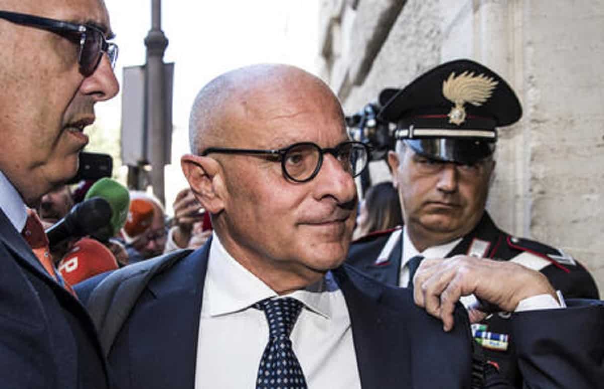 Fino a 100mila euro di multa per chi usa parole straniere nella PA: la proposta di FdI. Foto Ansa