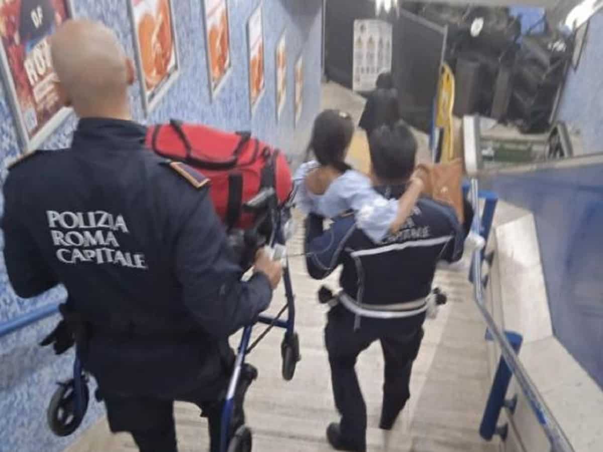 Roma, scala mobile rotta davanti al Colosseo: vigili prendono in braccio una turista disabile. La foto Ansa