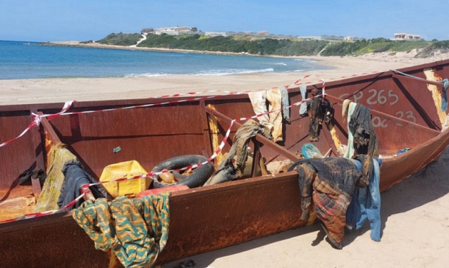 Passeggiare sulla spiaggia e trovare barconi di migranti abbandonati. Il racconto di una lettrice