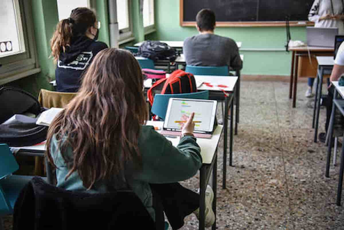 Cellulare sequestrato scuola