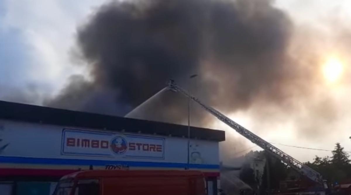 Grosso incendio in via Emilio Lepido a Parma, il sindaco: "Chiudete le finestre ed evitate spostamenti"