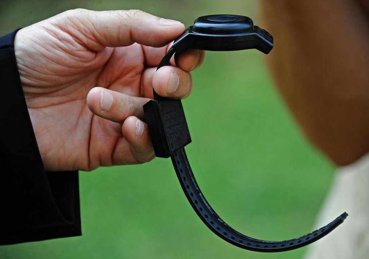 geloso-ex-fuoco-vestiti-video-fanno-sesso