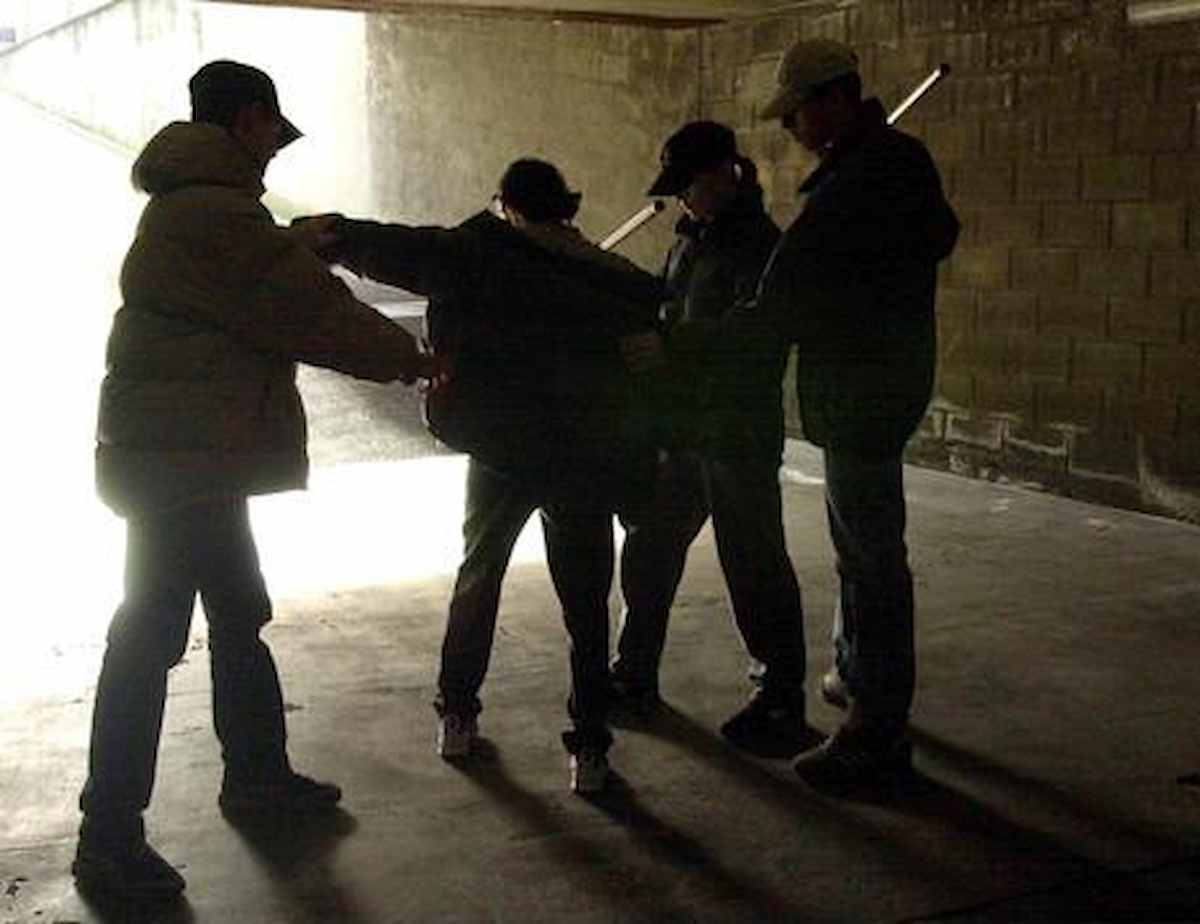 Studente picchiato e rapinato all'uscita di scuola: arrestati quattro 17enni a Gallarate
