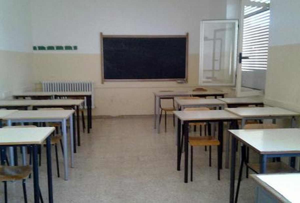 Studente si getta dalla finestra della classe: dramma in una scuola secondaria della provincia di Livorno