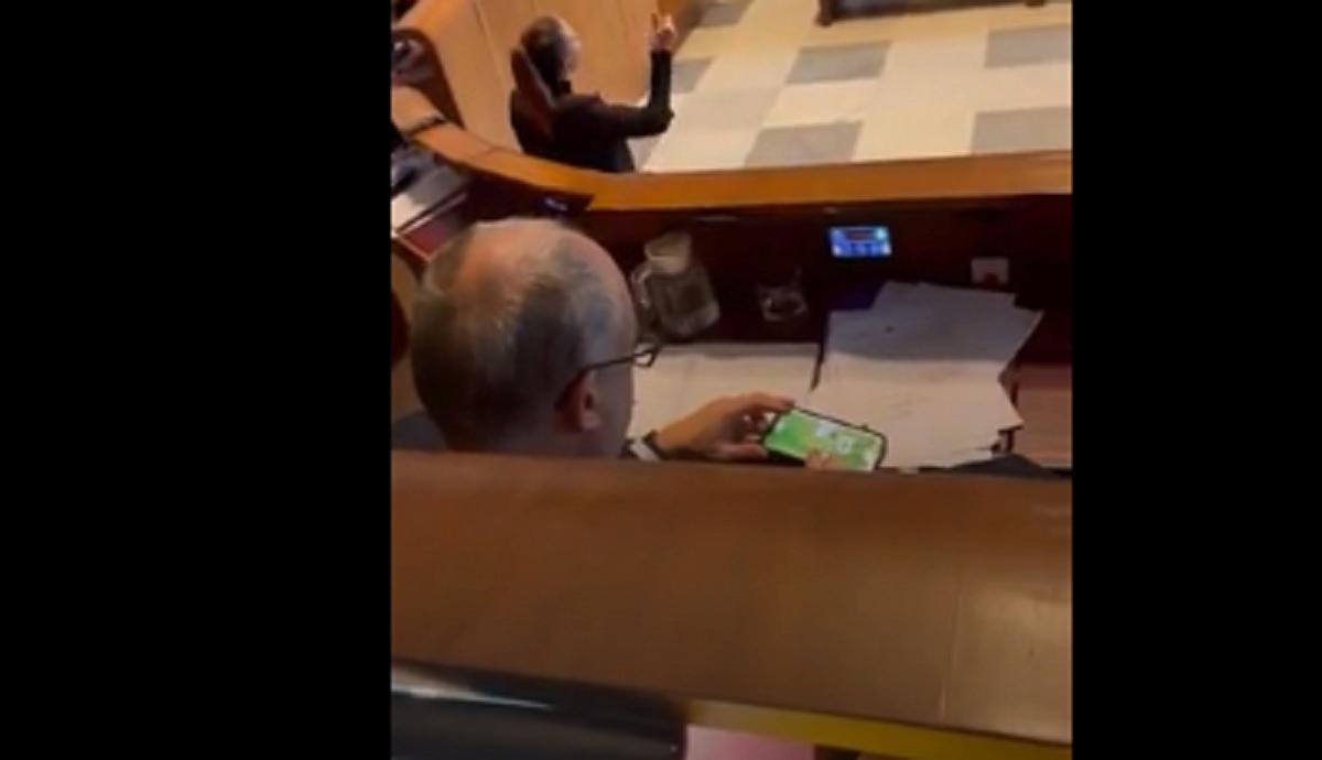 gualtieri-gioca-carte-online-durante-consiglio-comunale