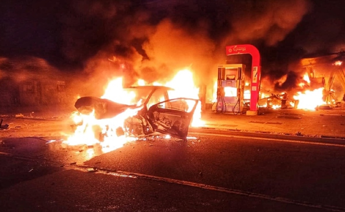 pompa di benzina a fuoco