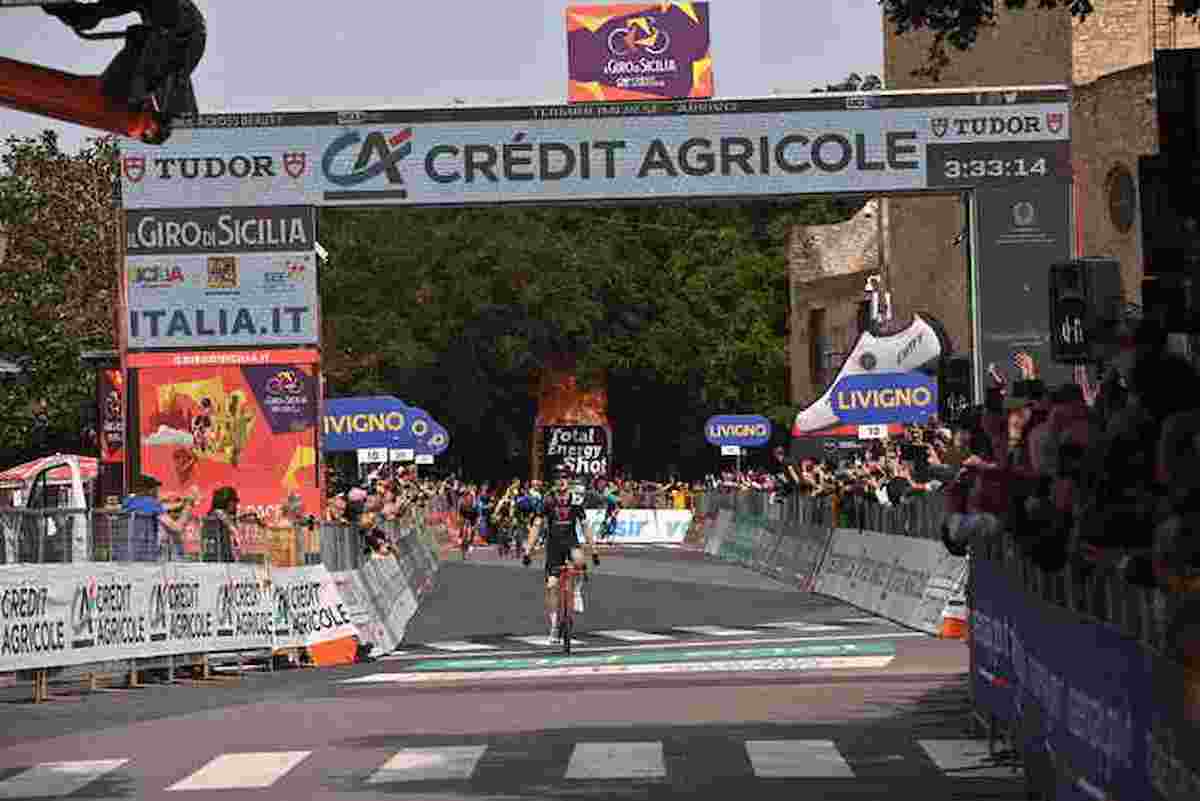 Lo svizzero Joel Suter ha vinto in solitaria la terza tappa del Giro di Sicilia. Gruppo beffato per 4 secondi