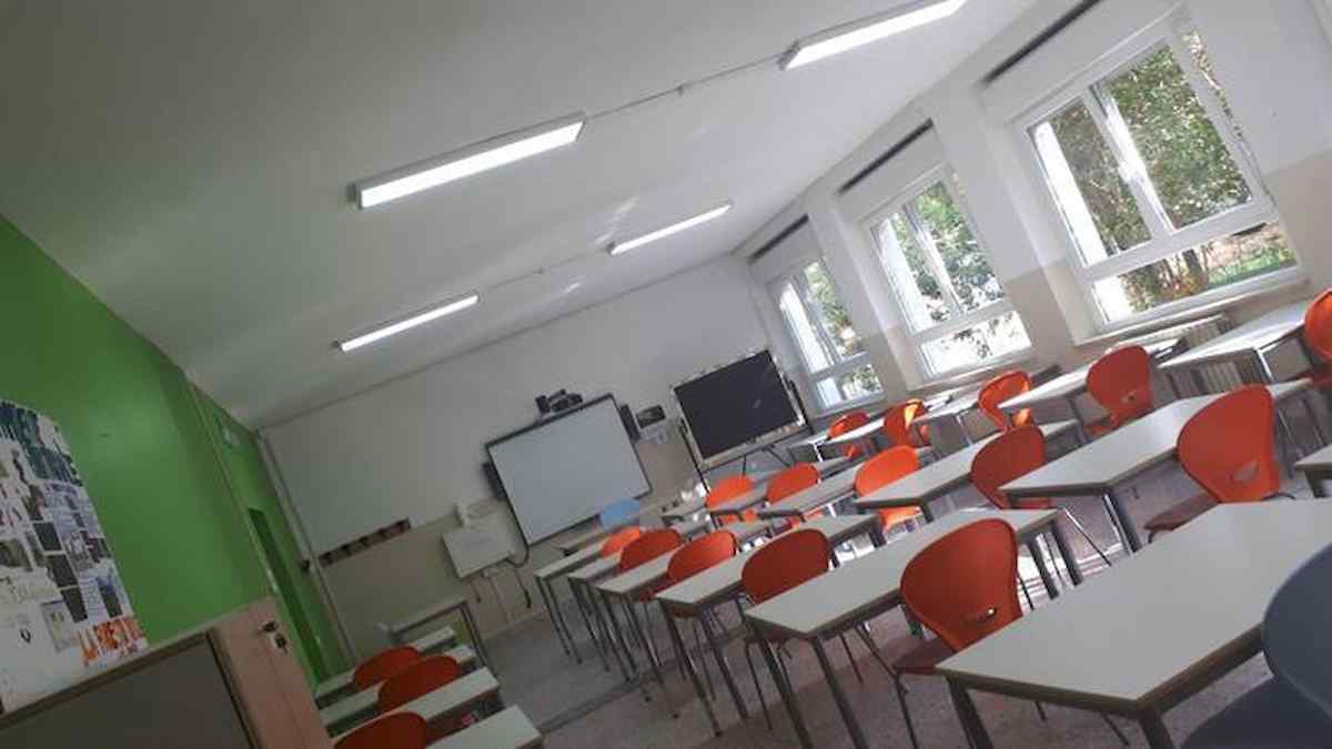 Preghiere e rosario con i bambini a scuola: maestra sospesa ad Oristano e stipendio ridotto