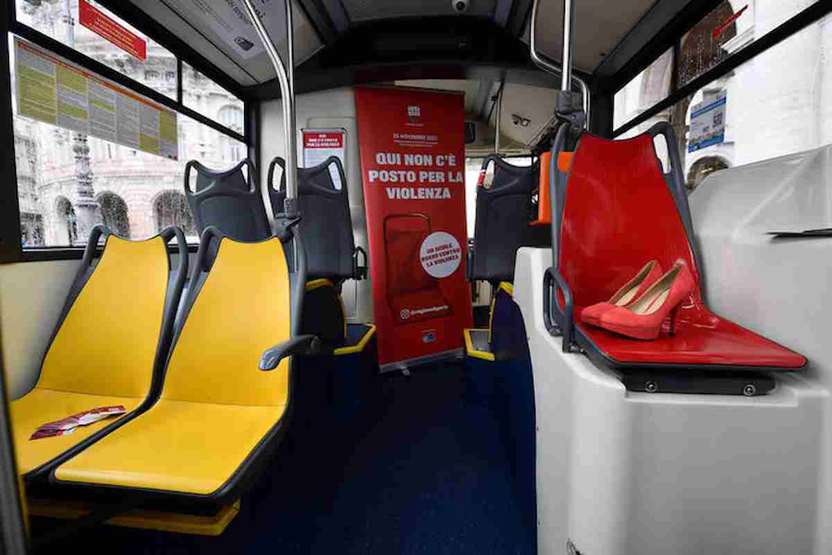 Studentessa molestata sul bus semivuoto: l'autista blocca le porte e fa arrestare un 40enne