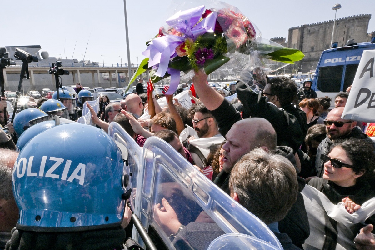 tafferugli-visita-piantedosi-napoli