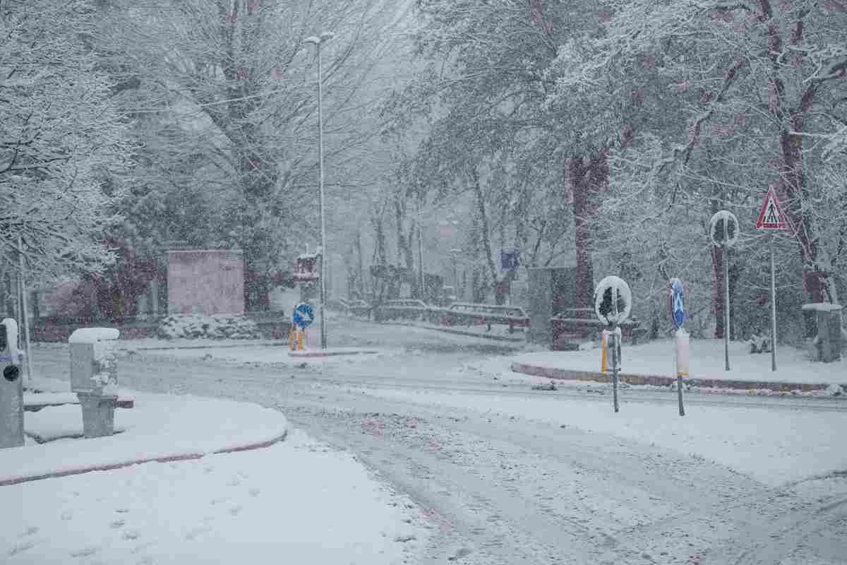 maltempo-pasqua-neve-abruzzo-rocca-di-mezzo-foto-ansa