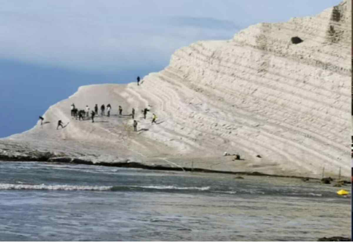 scala-dei-turchi-agrigento-gente-sopra