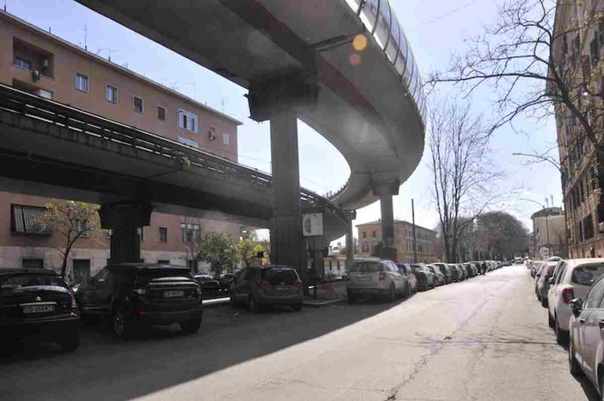 Roma, grosso incendio a Scalo San Lorenzo: chiusa la tangenziale e traffico bloccato