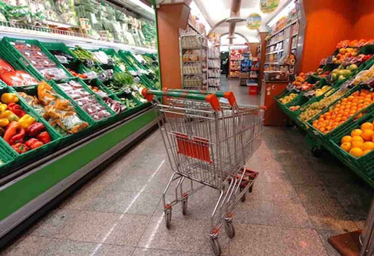 Spesa, il paradosso del carrello: compriamo di meno, spendiamo di più, l’inflazione è scesa, non al Supermercato