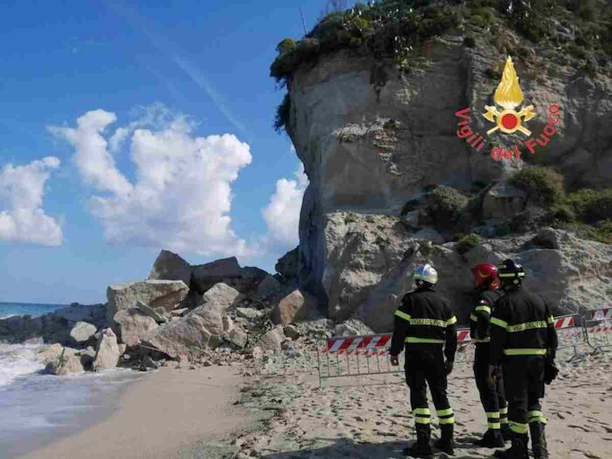 Crollo dal promontorio del Santuario di Tropea: grossi massi sulla spiaggia, fortunatamente deserta