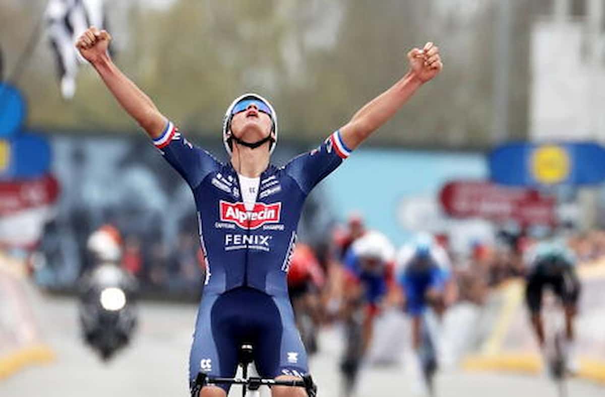 Ciclismo, Mathieu Van der Poel ha trionfato nella Parigi-Roubaix tagliando il traguardo in solitaria