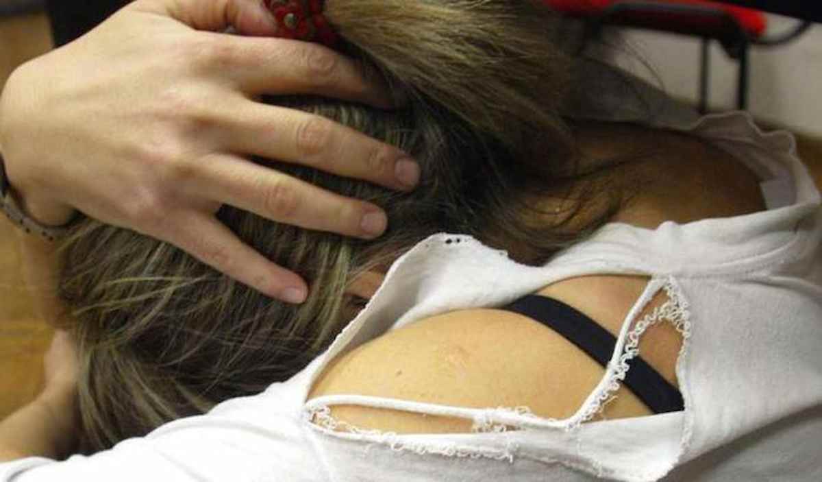 violentata-17-anni-amici-festa