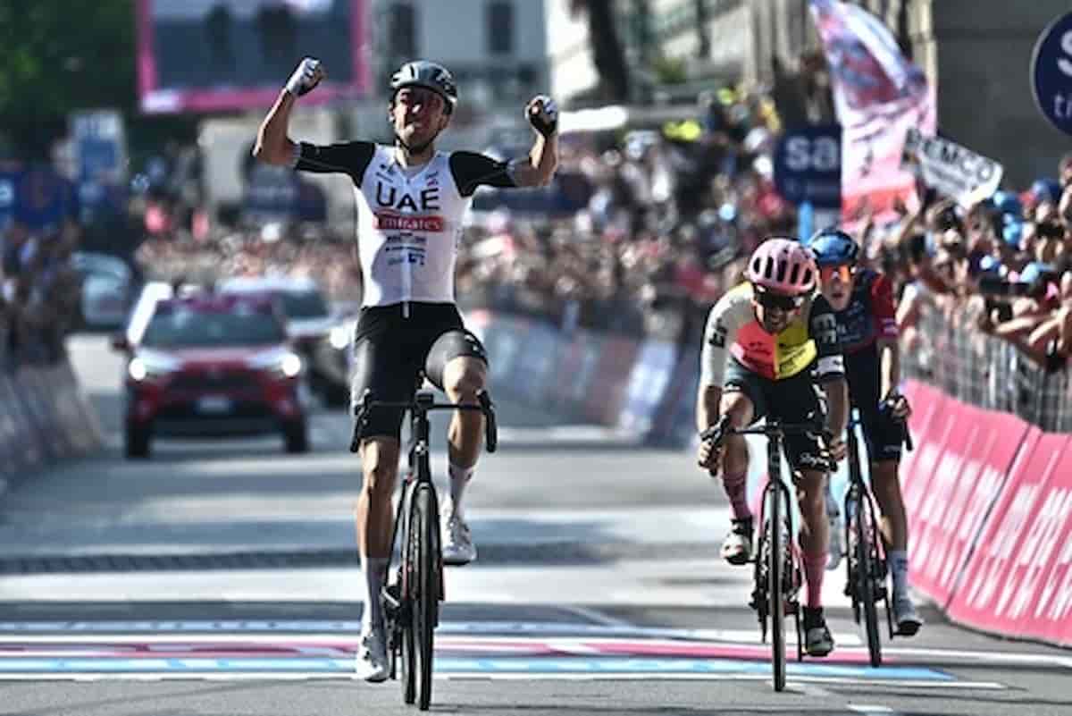 Giro d’Italia, Brando McNulty (Usa) primo sul traguardo di Bergamo, il francese Bruno Armirail sempre rosa