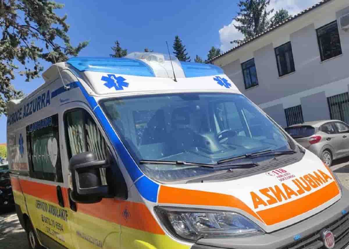 Cade in una cava, foto d'archivio Ansa