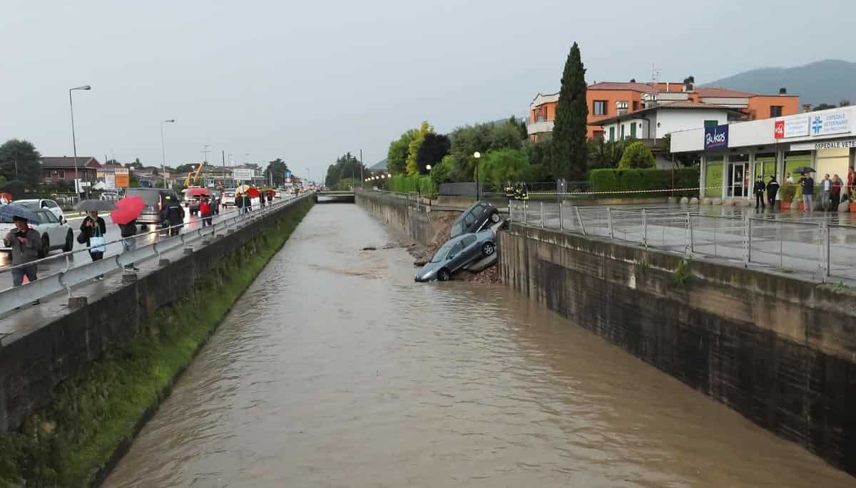 Bomba d'acqua a Brescia, foto Ansa