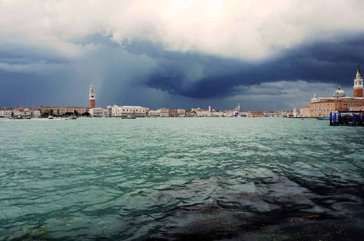Il cadavere ritrovato a Punta San Giuliano, foto d'archivio Ansa