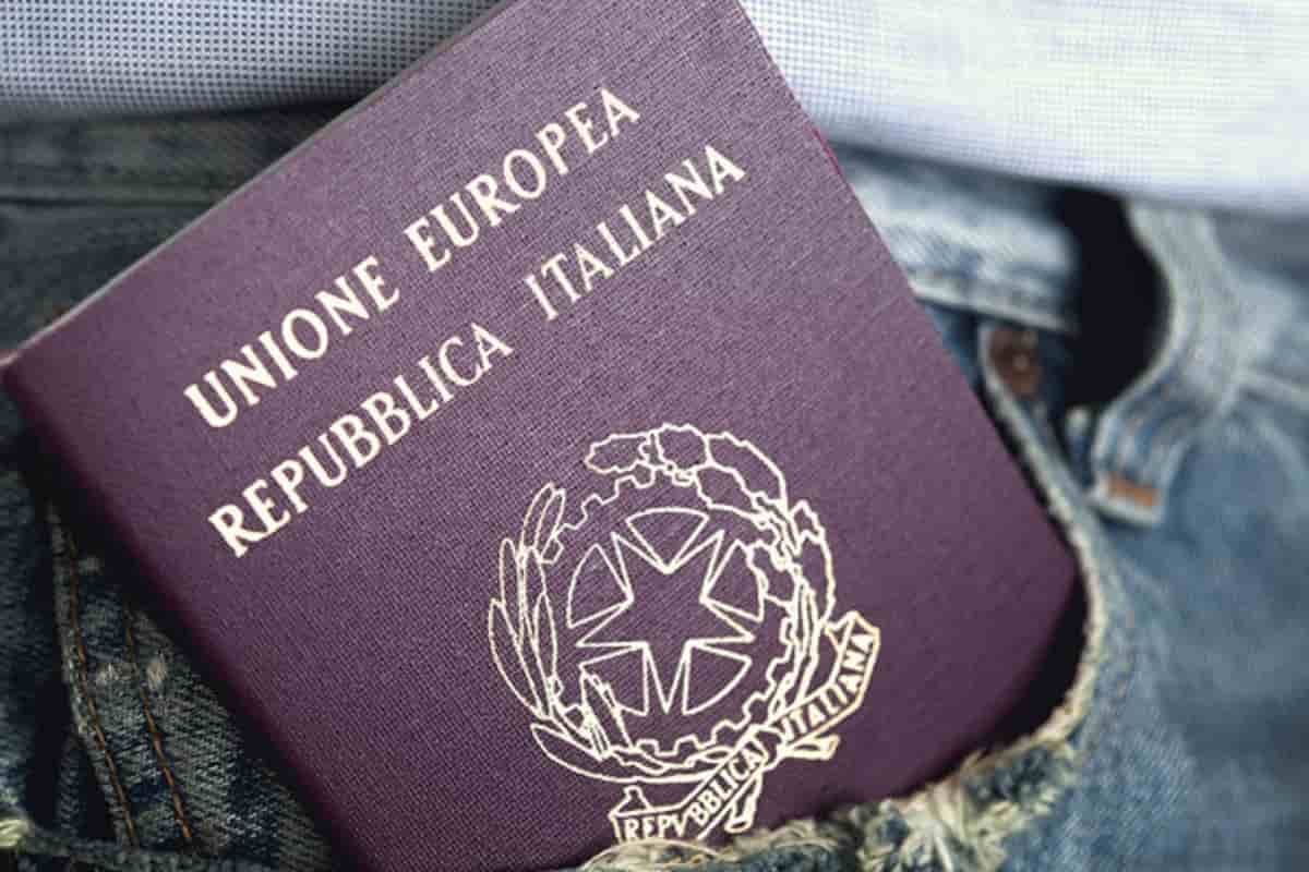 Come rinnovare il passaporto, foto Ansa