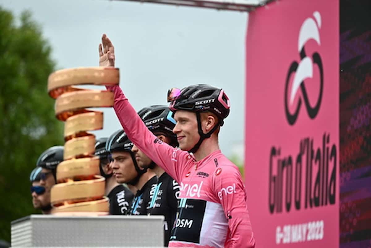 Giro d'Italia, vittoria della vita del trentino Davide Bais, primo sul Gran Sasso, Leknessund sempre in rosa