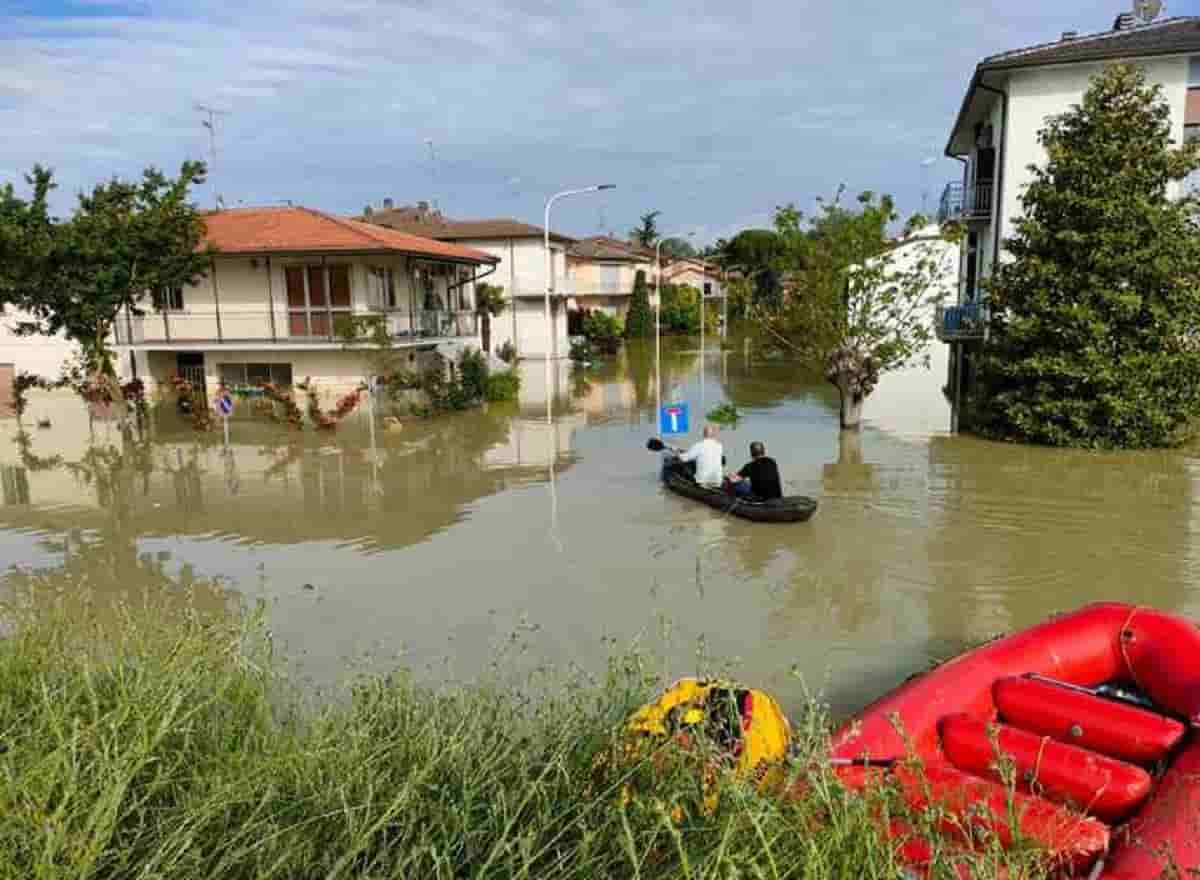 Alluvione Emilia Romagna, cittadini in canoa tra le case di Faenza per prestare soccorso FOTO