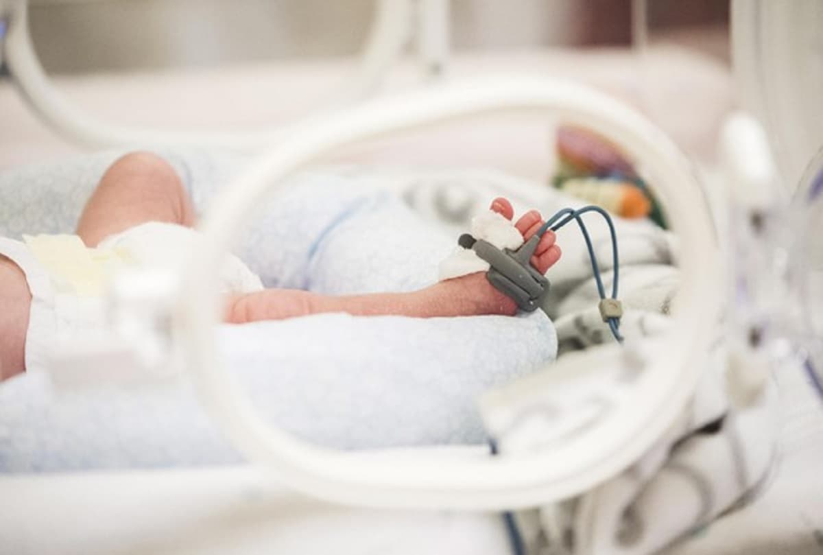 In Italia dal 2011 al 2019 morte 365 mamme su 4,4 milioni di bimbi nati. Foto Ansa