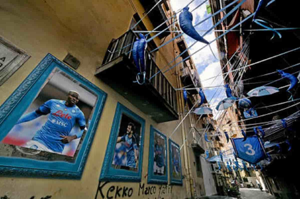 I vicoli di Napoli si preparano per lo scudetto in arrivo, foto Ansa