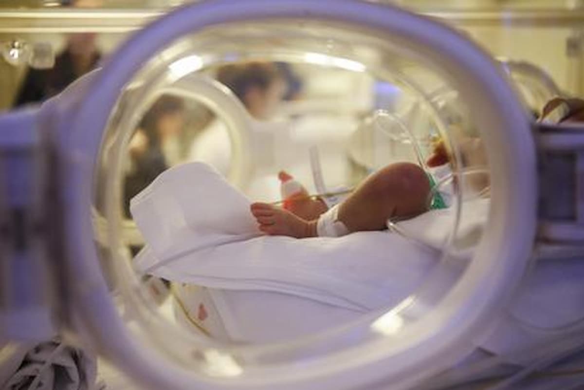 mamma tenta uccidere neonato