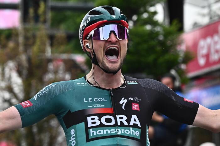 Giro dāItalia, il tedesco Nico Denz vince in volata a Cassano Masnago (Varese), Armirail nuova maglia rosa