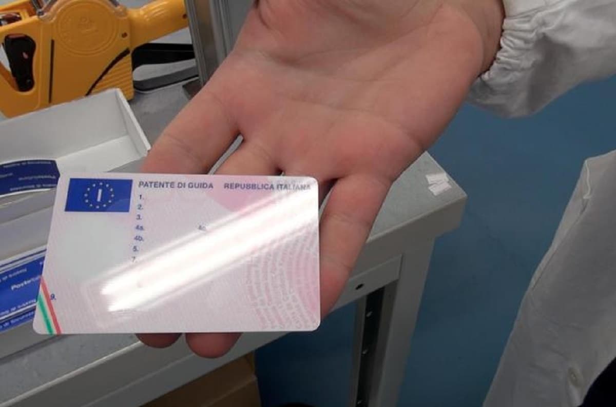 Come rinnovare la patente B, foto Ansa
