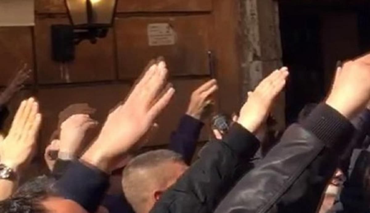 Saluto romano, foto d'archivio Ansa