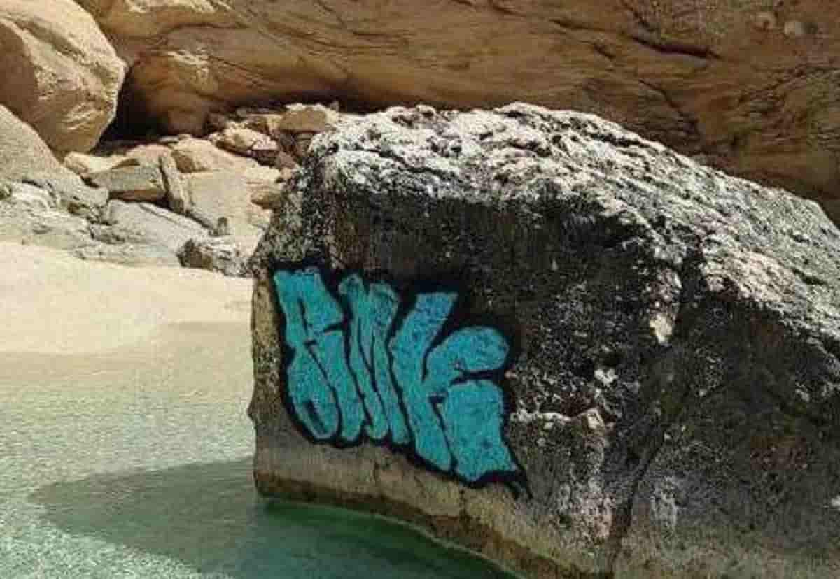 Scoglio imbrattato con spray, foto Ansa