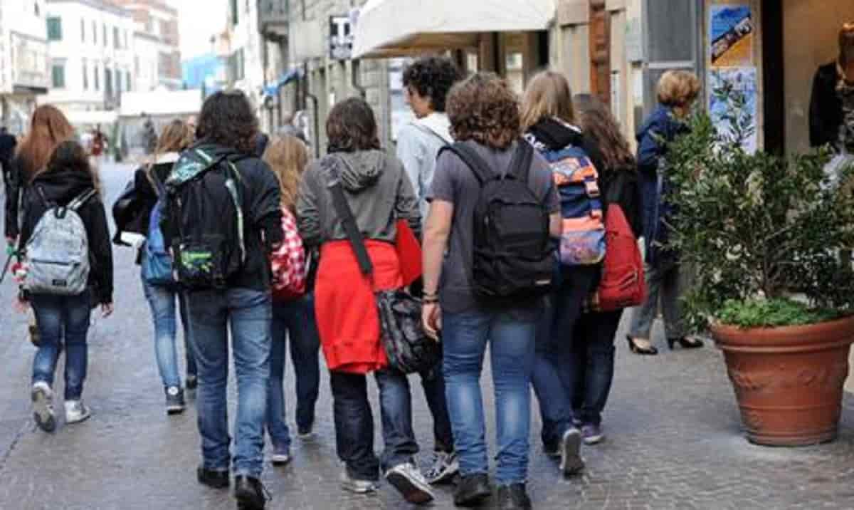 Minigonne, jeans strappati e top vietati a scuola: la circolare di una preside, e altri licei... Foto Ansa
