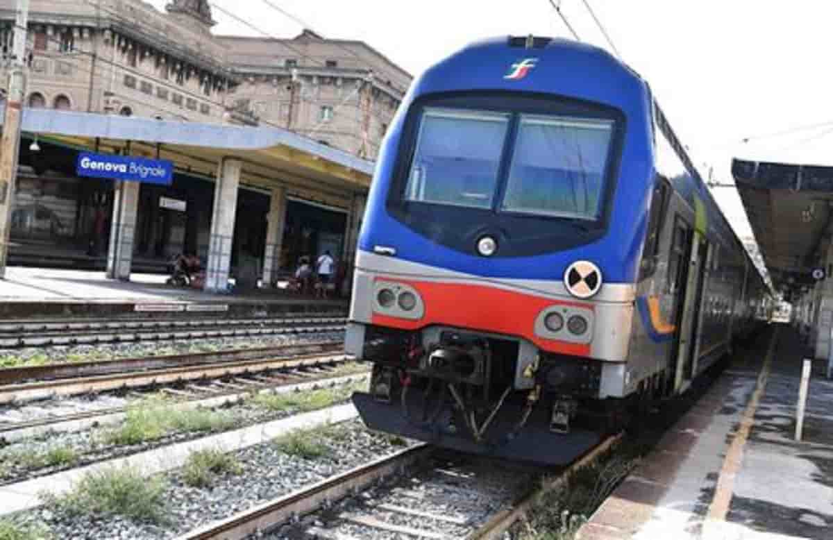 Molesta una passeggera sul treno, foto d'archivio Ansa