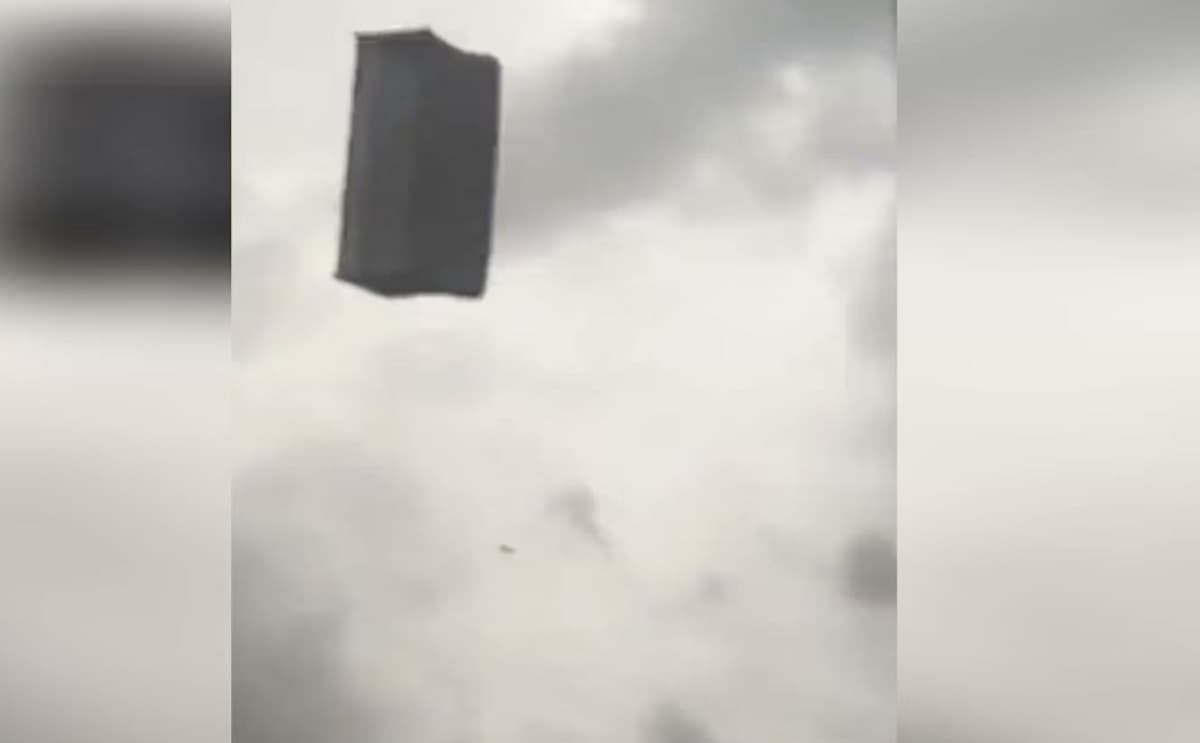 Turchia, divano vola via da un grattacielo a causa del forte vento