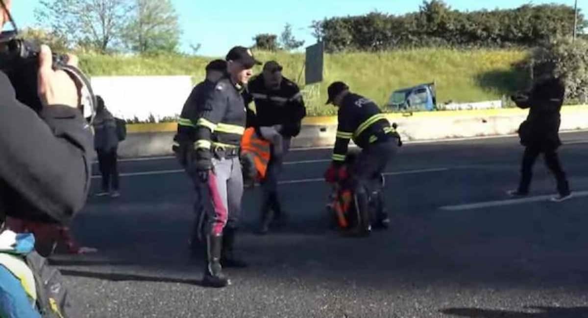 Ultima generazione, nuova frontiera dell'ambientalismo: salvare il mondo sporcando i monumenti, è la via giusta? dubbi e critiche