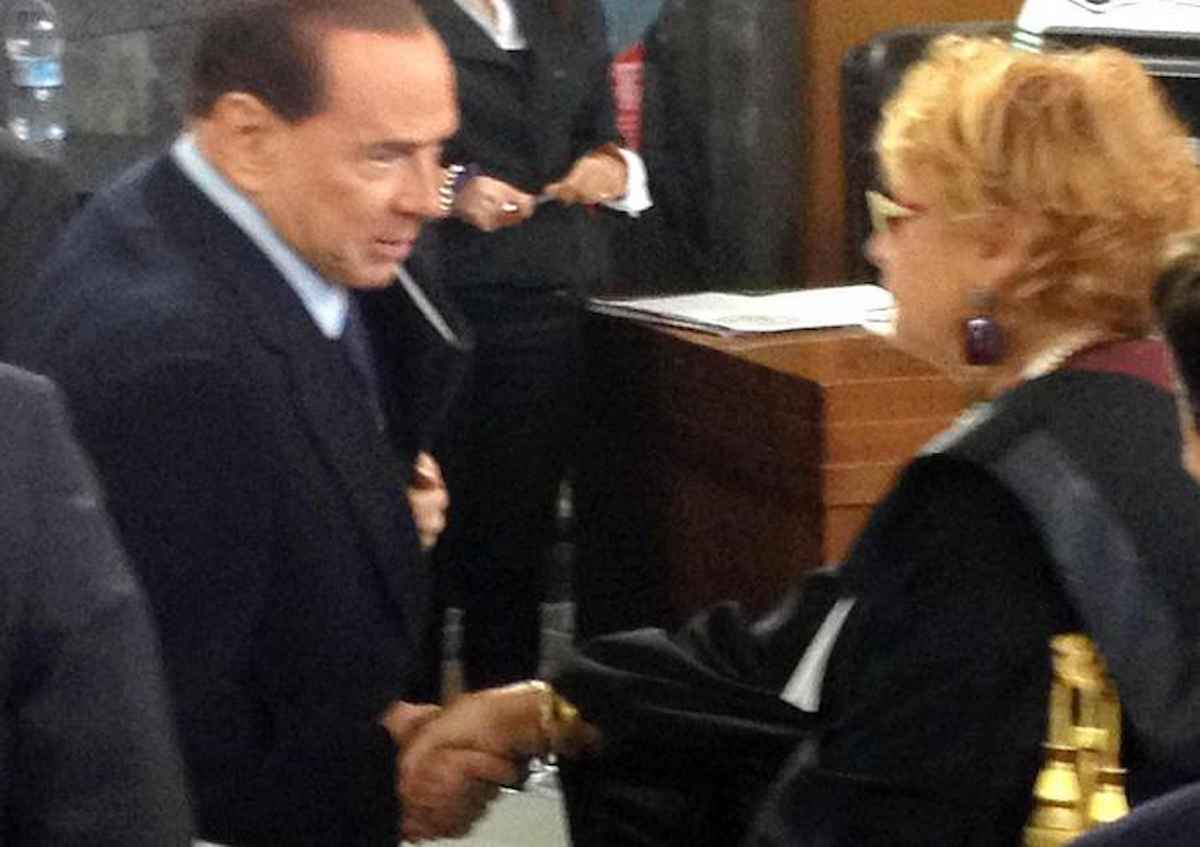 berlusconi_stringe_mano_ilda_Boccassini