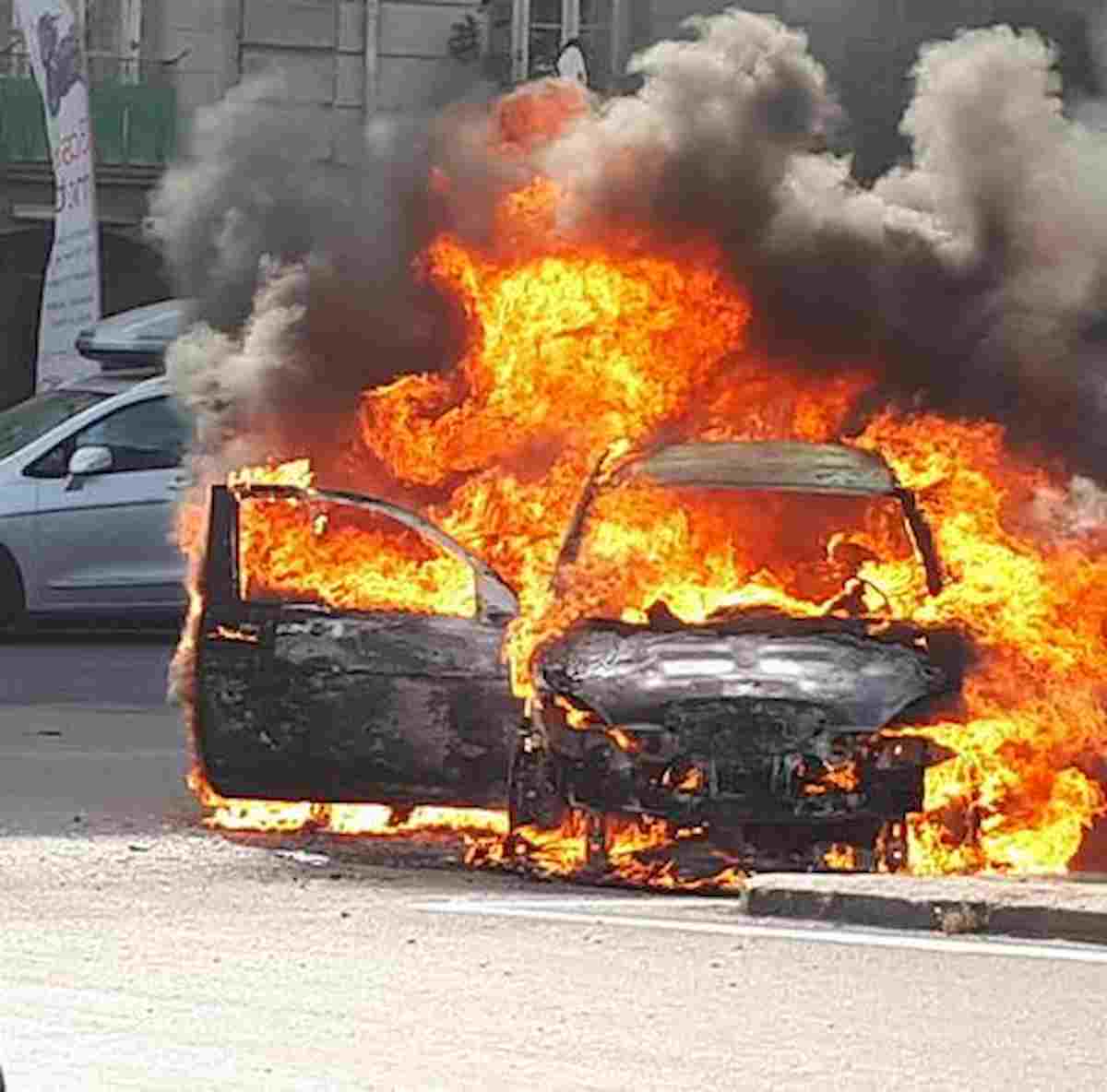Esplode un'auto in tangenziale a Napoli: trasportava bombole, due ustionati gravi