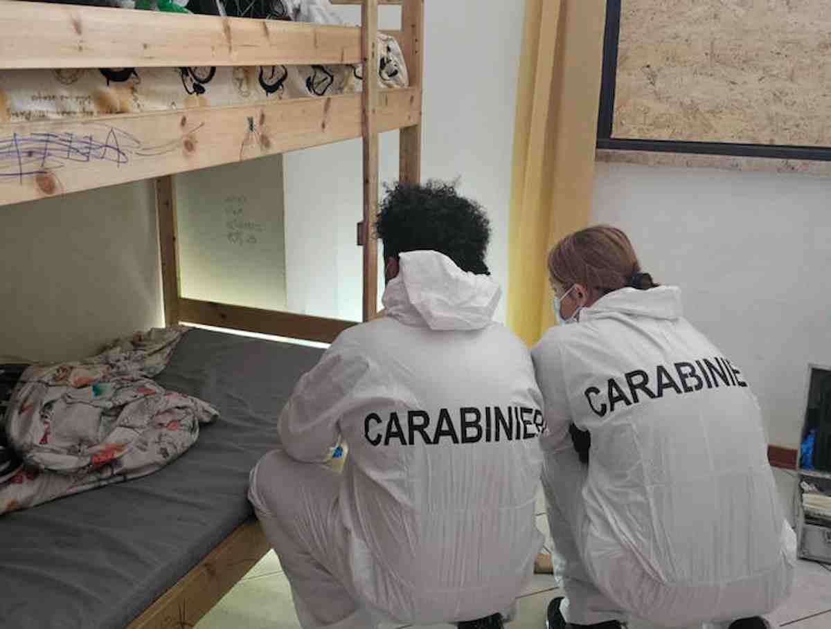 carabinieri_perlustrano_ex_hotel_astor_ansa