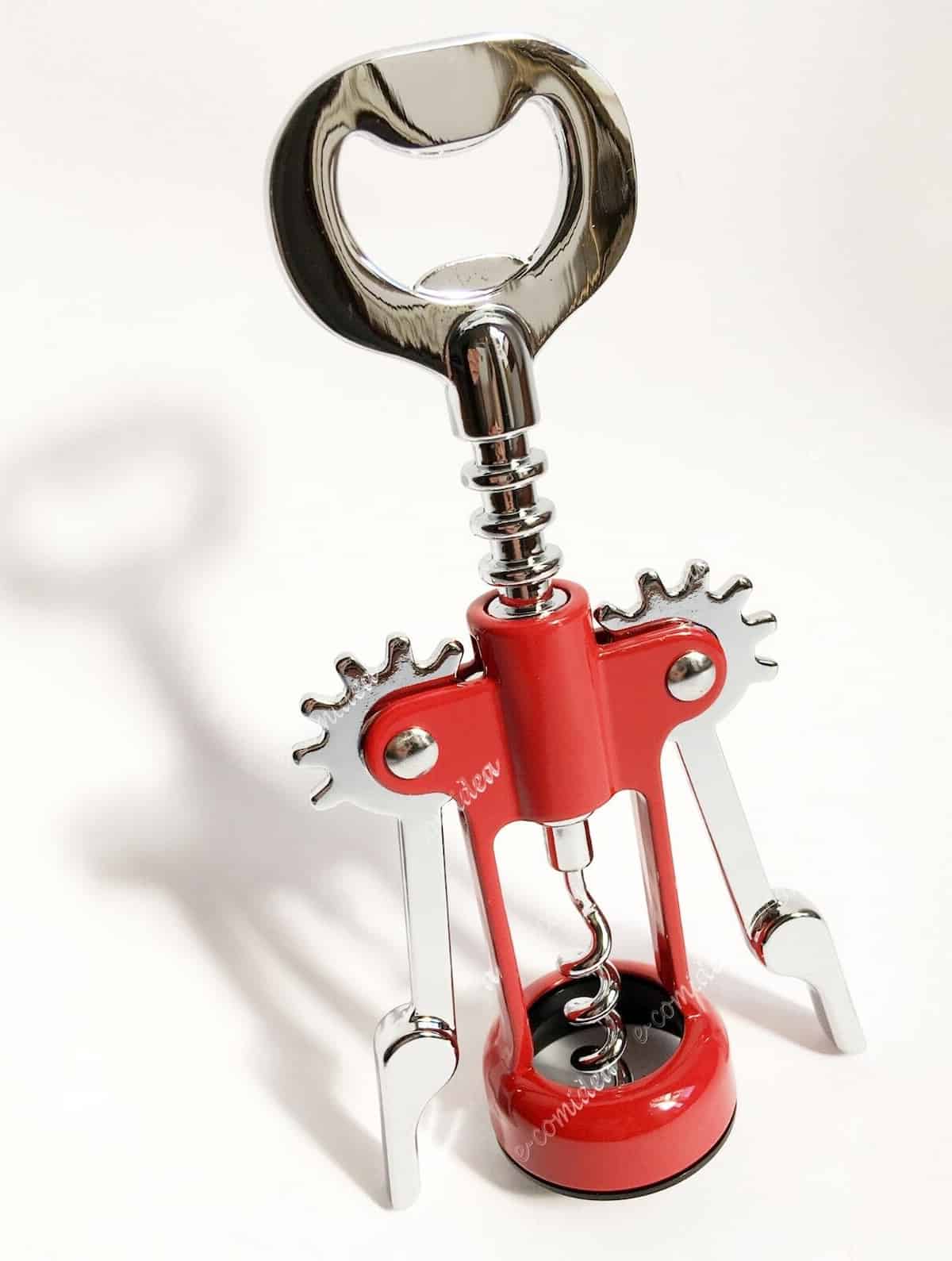 Del cavatappi si può fare a meno: ecco come aprire una bottiglia di vino senza cavatappi